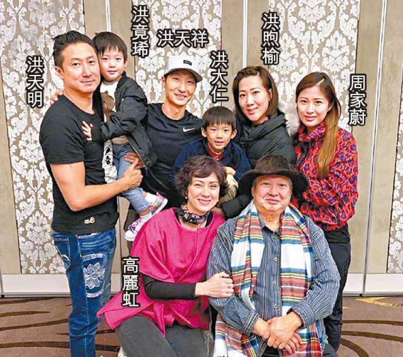 图示：洪金宝现在最怕孙儿生气他，过时过节会与子女及老婆高丽虹聚天伦。