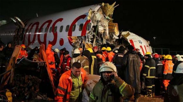 土耳其客机冲出跑道断成三截 3死179人伤