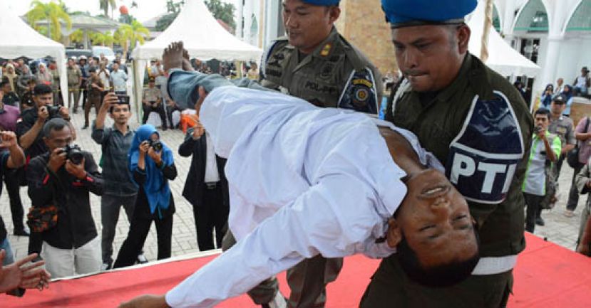 受刑男子被抬起来。