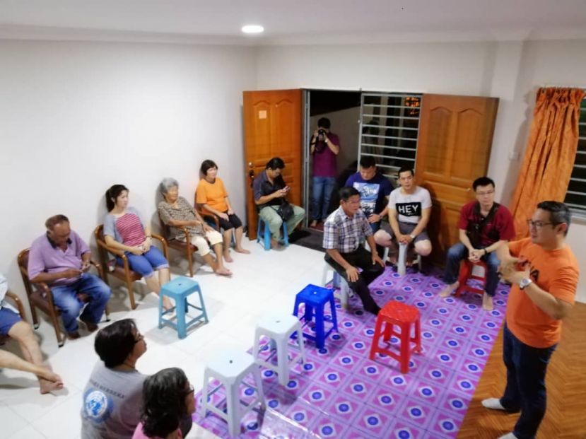 屋主们认真及专心的聆听程明智讲解有关屋主的法律权益和地位。