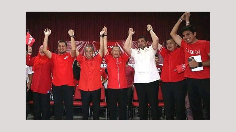 土团党主席丹斯里慕尤丁(左三)与一众希盟领袖为希盟丹绒比艾候选人卡敏沙迪尼(中)助威。