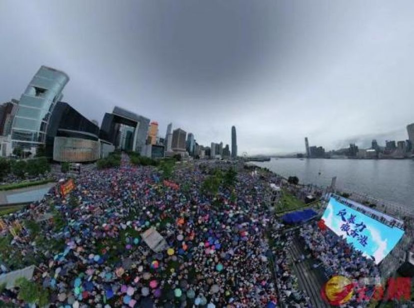 8月17日下午，约47.6万人参加香港金钟添马公园举行的&ldquo;反暴力、救香港&rdquo;大集会。