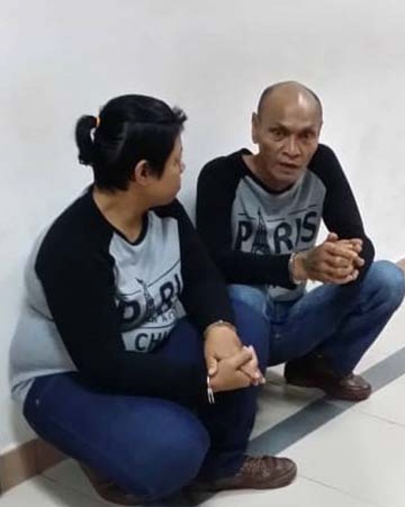 两夫妇蹲在庭外交谈时摄。