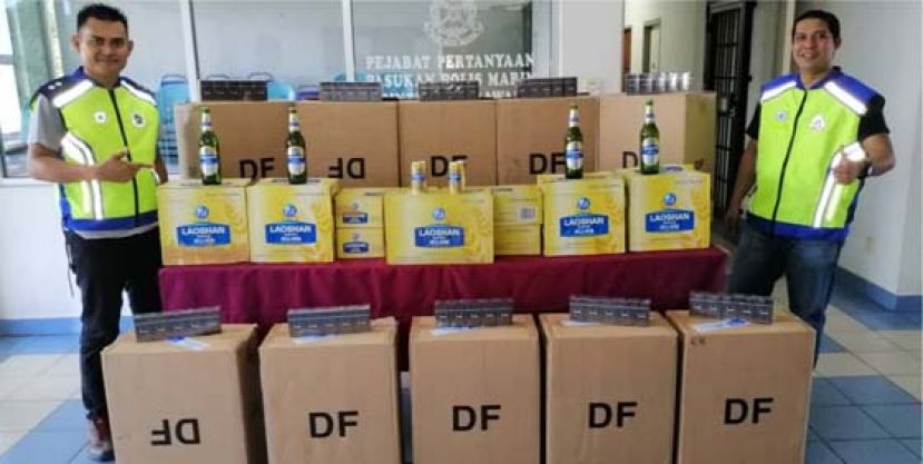 民都鲁水警展示起获的走私烟酒。