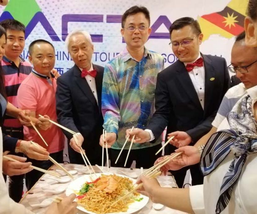 砂首长署政治秘书陈开（右二）与众嘉宾齐齐捞生，右一为大马华人旅游业公会砂分会主席郑仕贵，右三为大马华人旅游业公会总会长拿督陈三顺。