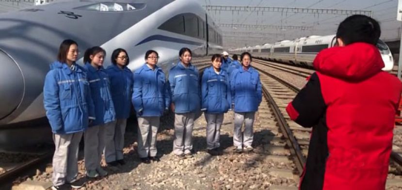 探访中国首支女子高铁机械师乘务队 平均年龄23岁