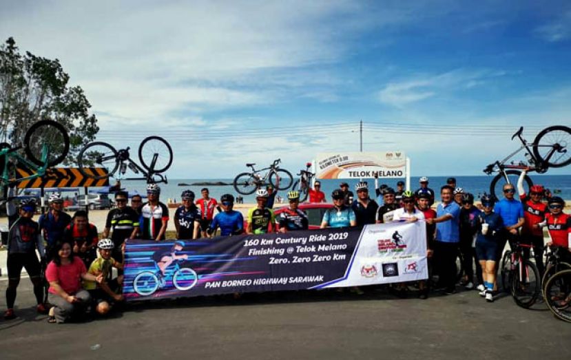 砂人民公正党巴都林当区州立法议员施志豪律师（右六）见证泛婆罗洲大道起点（0公里）之&ldquo;泛婆罗洲大道世纪自行车骑行&rdquo;160公里壮举完成仪式。