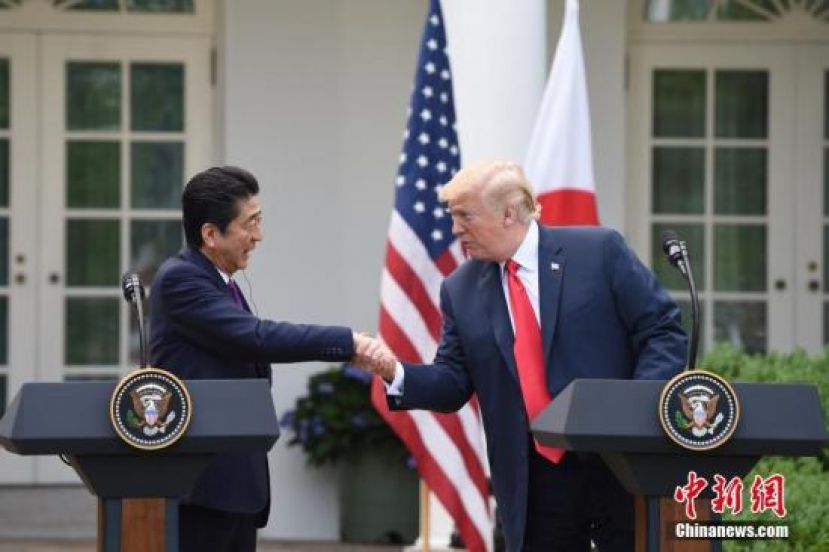 美国总统特朗普(右)在白宫会见日本首相安倍晋三。