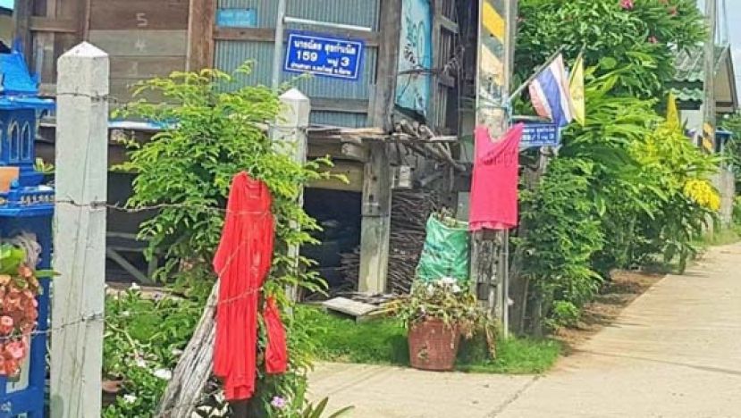 村民在屋外挂上红衣辟邪。