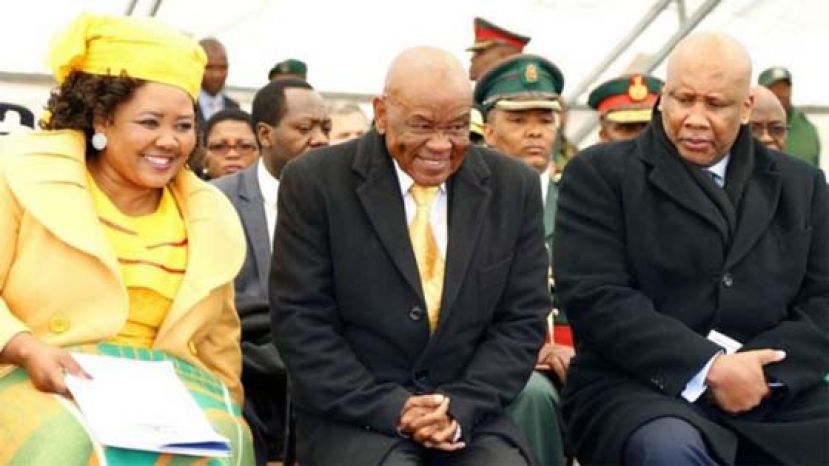 在费班尼(中)的就职仪式上，他与玛莎伊亚(左)笑容满面，右为莱索托国王里施尔三世(King Letsie III)。