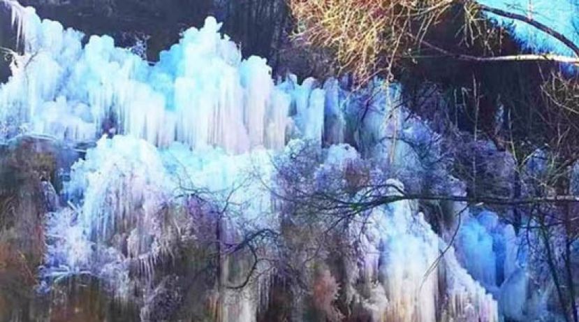 河北武安太行山深处的朝阳沟景区出现冰挂奇观。