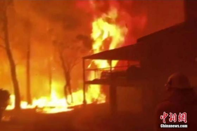 当地时间2019年12月22日，澳大利亚新南威尔士州，一座房子被大火吞噬。