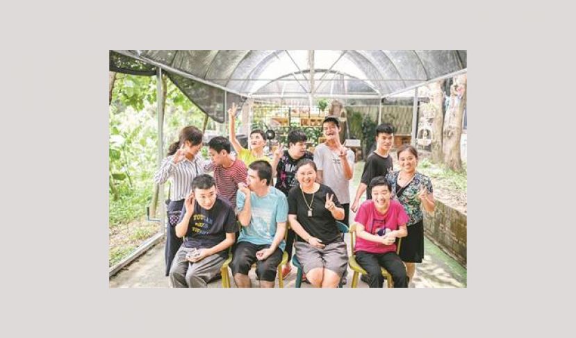 何敏和宠物主题餐厅内的心智障碍员工。