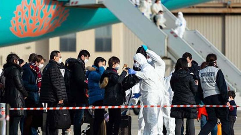 法国2架撤侨专机均在伊斯特尔-勒图贝空军基地降落，乘客在下机后接受测量体温。