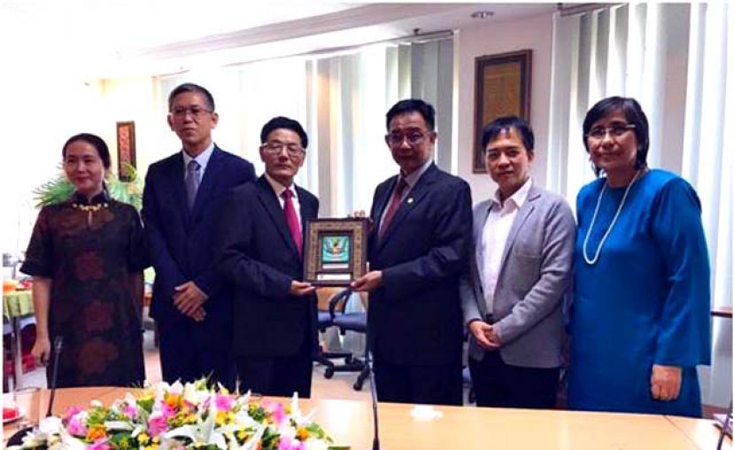 阿都卡林（右三）赠送纪念品予程广中（左三）。(左起)分别为中国驻古晋领事馆领事蒋盈、副总领事张阳、砂拉越旅游部常务秘书许赞麒及砂拉越旅游局首席执行官沙扎。