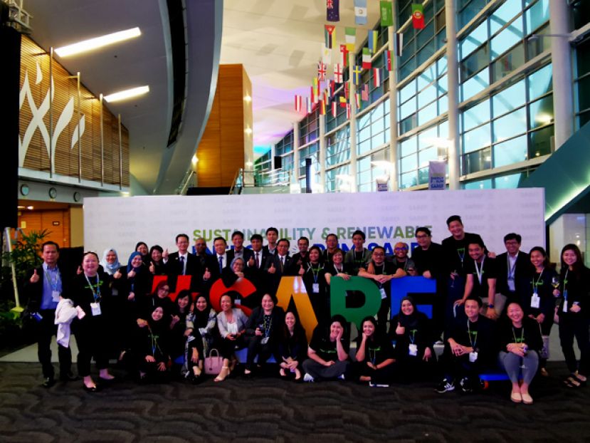 砂公用事业部长拿督斯里史迪芬伦迪（中）与永续性与再生能源论坛工作团队合照。
