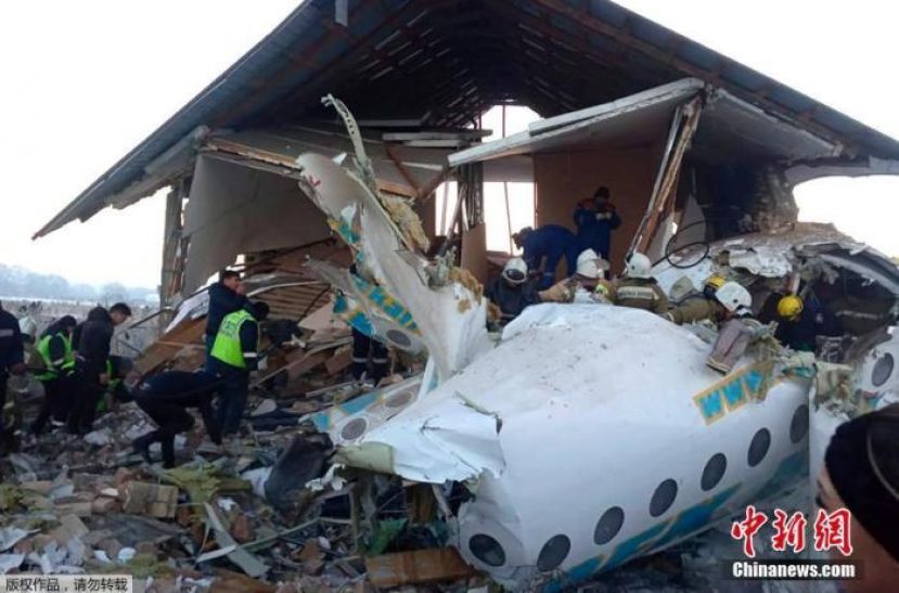 当地时间12月27日，哈萨克斯坦BEK AIR航空公司一架载有100人的飞机在阿拉木图附近坠毁。坠机原因目前尚不明确，将设立特别委员会进行调查。图为事故现场。
