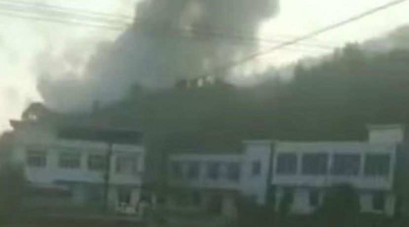 爆炸现场黑烟滚滚。