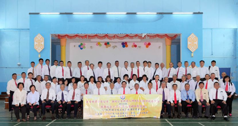 召开会员大会前合影。