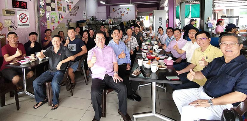 访问团合影于早餐上。