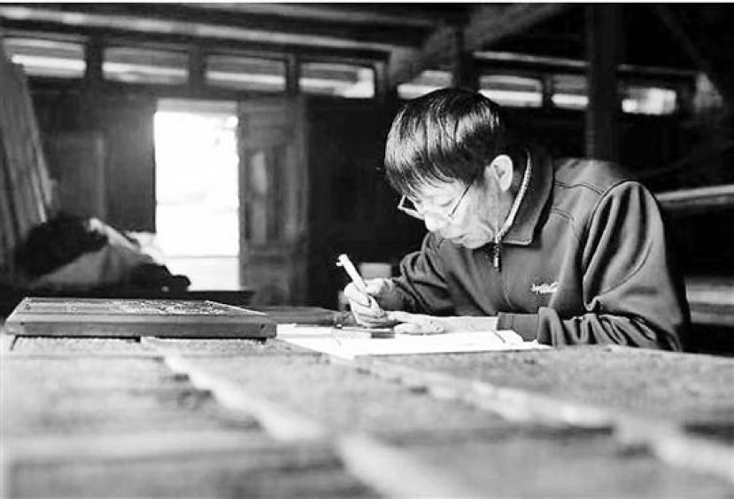 图示：王超辉在刻字。