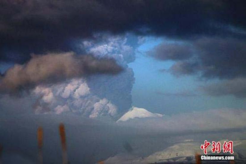 2016年3月28日消息，美国阿拉斯加阿留申群岛，巴甫洛夫火山喷发，火山灰遮天蔽日。
