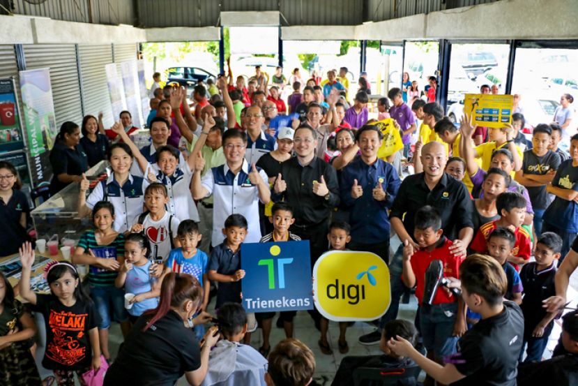 Digi与Trienekens联手送Kampung Sungai Tapang上线