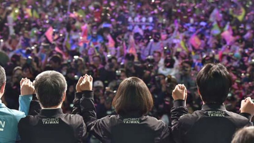 民进党在国会拿下61席，加上泛绿友军4席，稳定过半，可在未来4年继续完全执政。