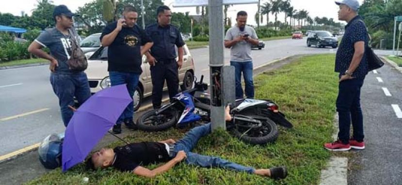 车祸现场，车毁人亡。