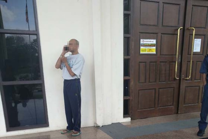 携带冰毒在机场落网的嫌犯在法庭外和家人联络。