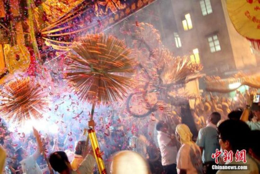 香港民俗大坑&ldquo;舞火龙&rdquo;。