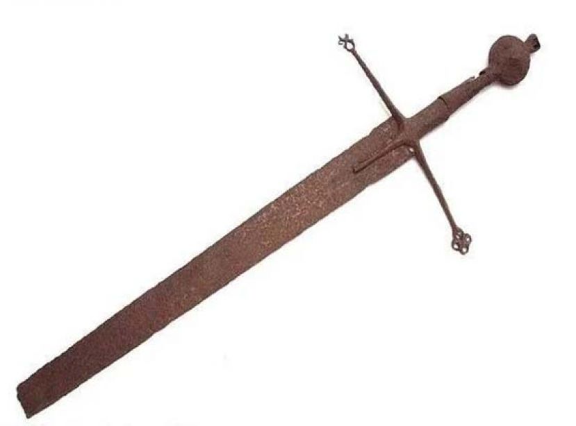 这把凹坑的生锈剑，竟有人出价3万英镑（约16万2098令吉）购买。