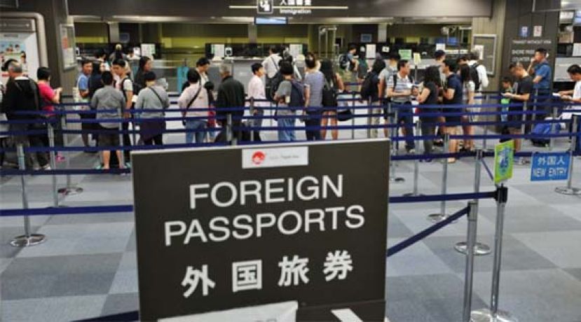审查官会询问旅客各种问题。