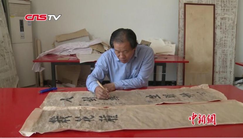 河北古书画修复&ldquo;画郎中&rdquo;：&ldquo;跪着&rdquo;复原古书画神韵