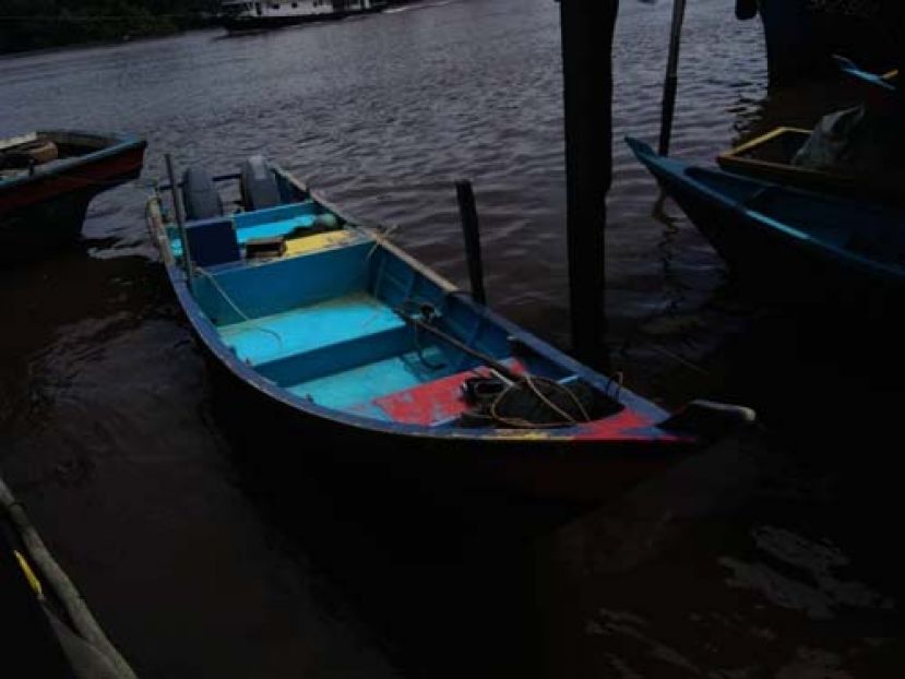 失踪者李阿生留在海上的舢板已被拉到岸边。