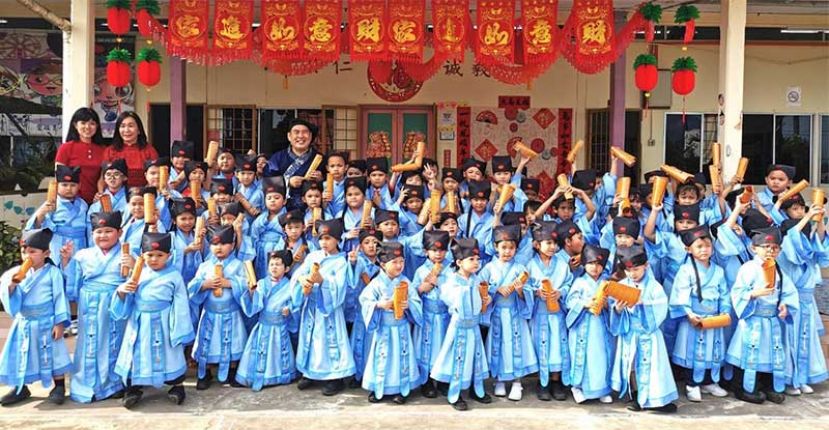 身穿汉服的李猷列校长和参加汉服入学礼的学生们大合照。