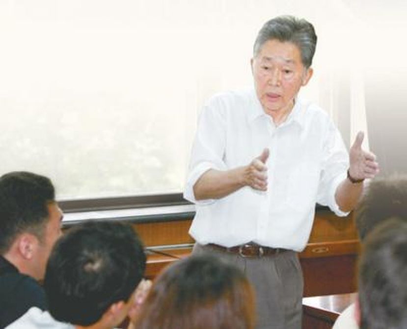 黄克智在给研究生上课。