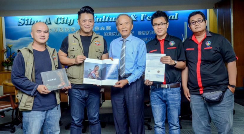 诗巫摄影学会与婆罗洲文化探索（The Sound of Borneo）礼貌拜会诗巫市议会主席拿督张泰卿州议员，邀请后者担任《砂拉越伊班的色彩》（The Ink of Iban）分享会及诗巫摄影学会会员新作品展的主宾。王伟琪MPSA（左二）及诗巫摄影学会会长李培荣ARPS（右二）联合移交邀请信及赠送新书予诗巫市议会主席拿督张泰卿州议员，左一及右一为《砂拉越伊班的色彩》制作者黄实耀ASPM与诗巫摄影学会署理会长卢仕钦ASPM。