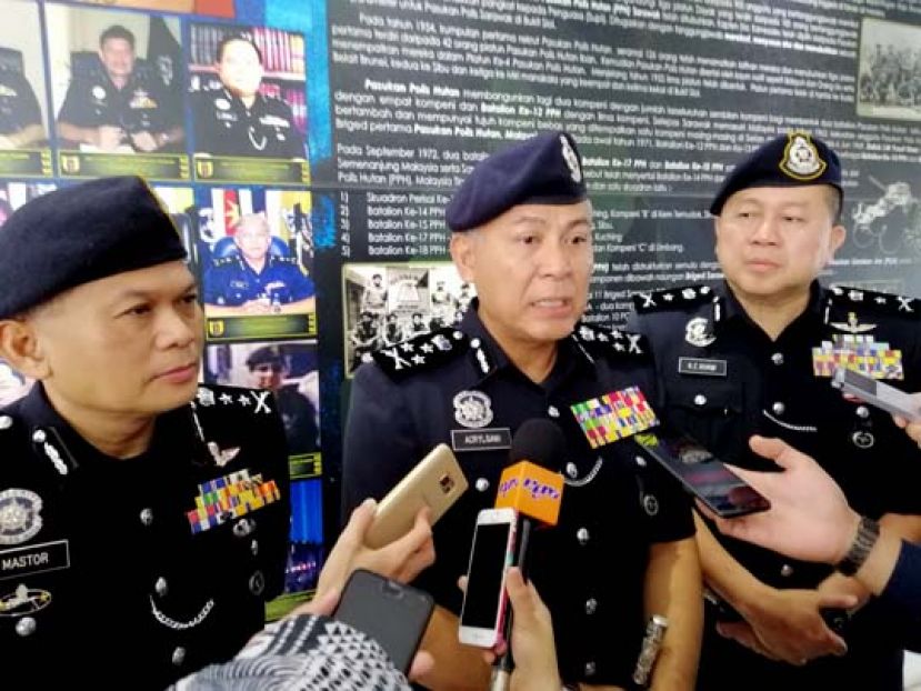 大马内部安全及公共秩序部总监拿督斯里艾克里沙尼受访时的神情，(右为)砂拉越警察普通行动部队指挥官拿督许国振及左为全国內部安全与公共秩序部副总监拿督玛斯孔。