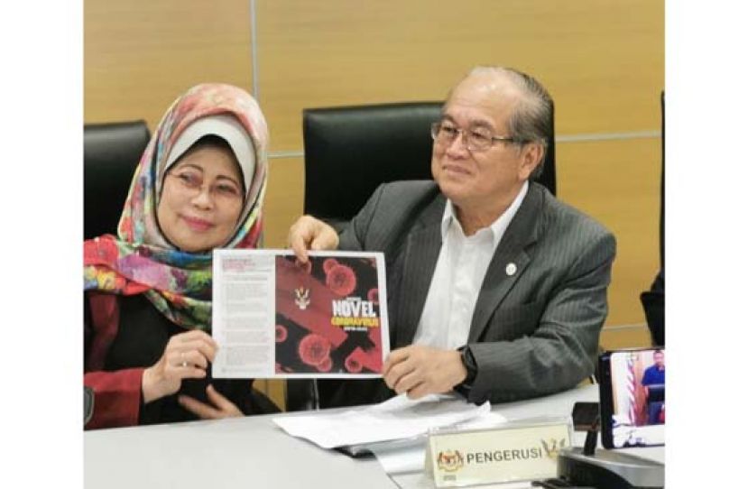 拿督阿玛道格拉斯（右）与拿督斯里陈赛明（左）向媒体展示新型冠状病毒防疫手册。