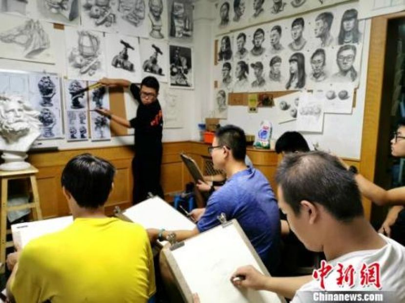 孙晓苍老师为学生指导绘画要领。