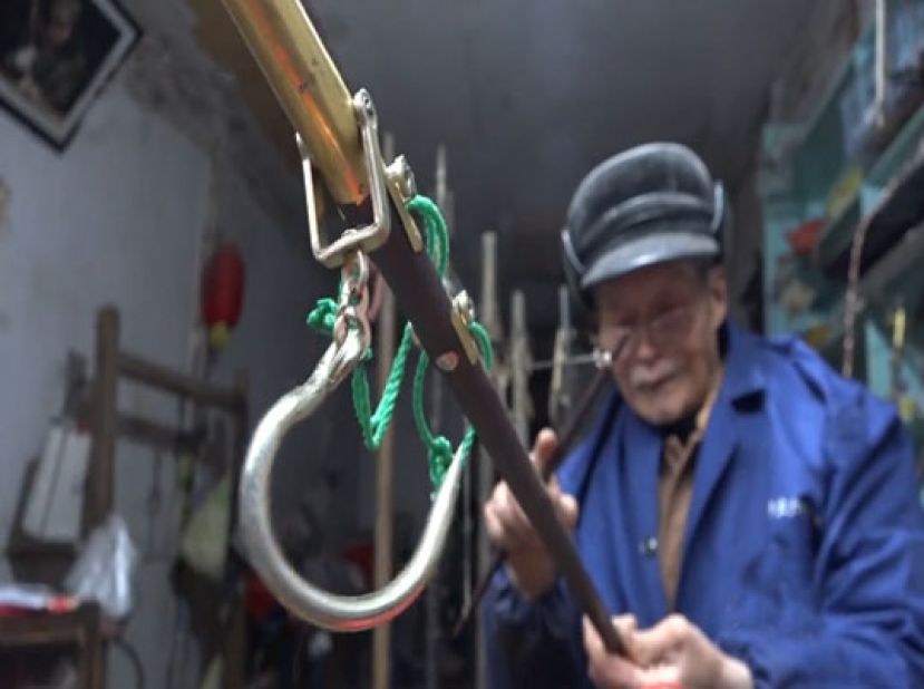 一杆秤记录古镇变迁  老人坚守技艺七十年