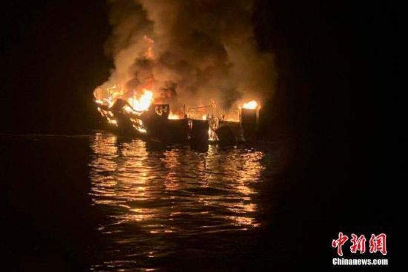 资料图：美国加州圣克鲁斯岛北部海域一艘潜水支援船当地时间2019年9月2日凌晨起火，船身很快被大火吞噬，沉入水中。事发时，正值乘客深夜熟睡时间。