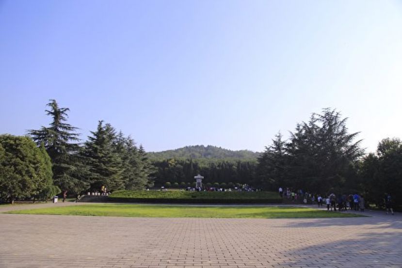 秦始皇陵封土北侧正面。