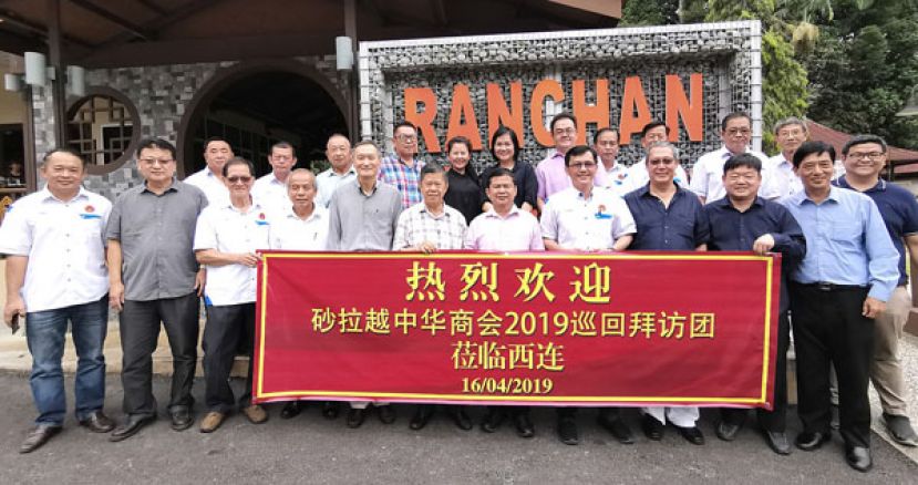 砂中总巡访团与西连中华商会理事合摄。前排左6起为拿督陈日枝、李开运和西连中总会长赖招良。