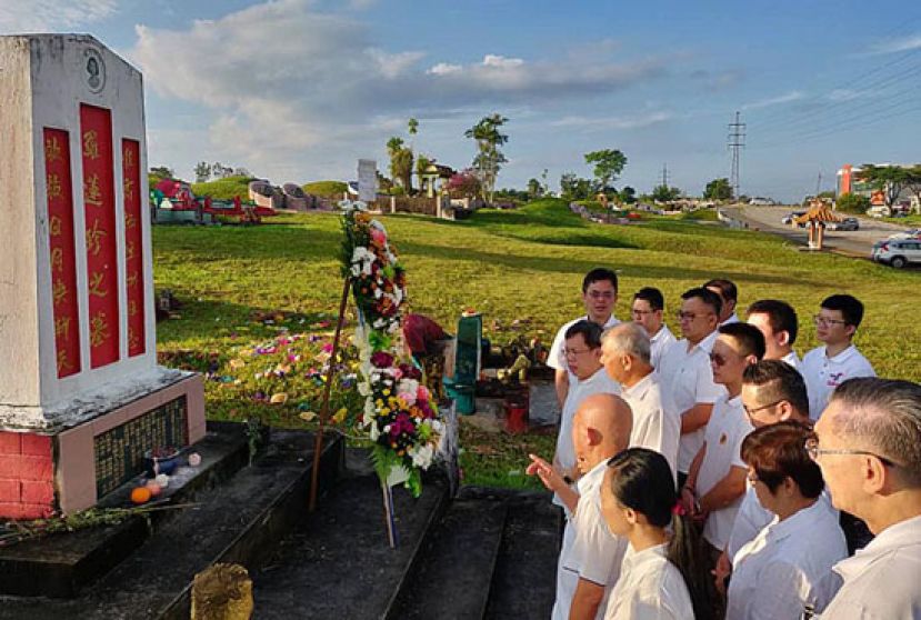 砂人联主席拿督沈桂贤率领该党领袖向独立斗争烈士致敬。