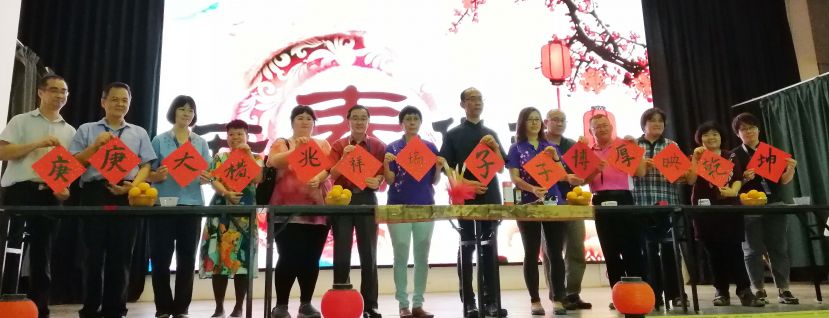 一中校长叶宗元（左六）及老师们展示挥毫作品。