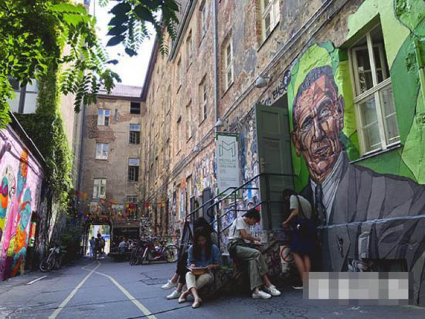 绘画比赛胜出的学生，带着复杂的心情赴柏林艺术文化交流团，他们很多都以从事艺术设计作为未来事业方向，希望在交流过程中得到启发。