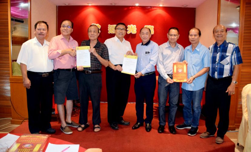 现任会长邓谕强(左四)及前任会长陈鹂飞(左二)分别移交永久名誉顾问委任状予拿督斯里陈吉荣教授(右四)及冯达进(左三)。