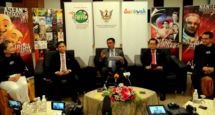 砂旅游、艺术、文化、青年及体育部长拿督阿都卡林（中）主持2019年东盟国际电影节新闻发布会。(左二)为该部门常务秘书许赞麒及砂旅游、艺术与文化助理部长拿督李景胜（右二）。